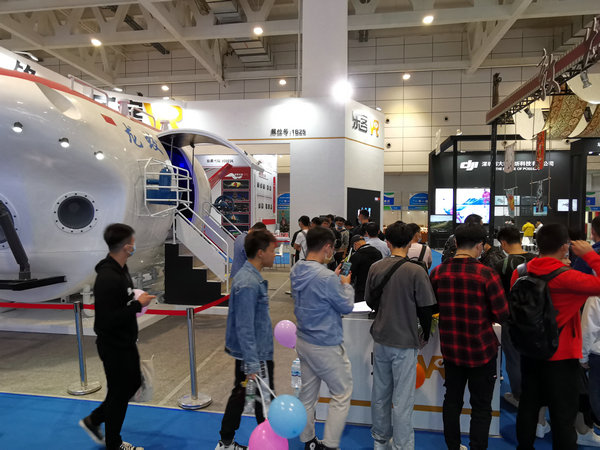 VR+文旅 |“樂客VR蛟龍?zhí)枴睓M空出世，助陣文旅博覽會！